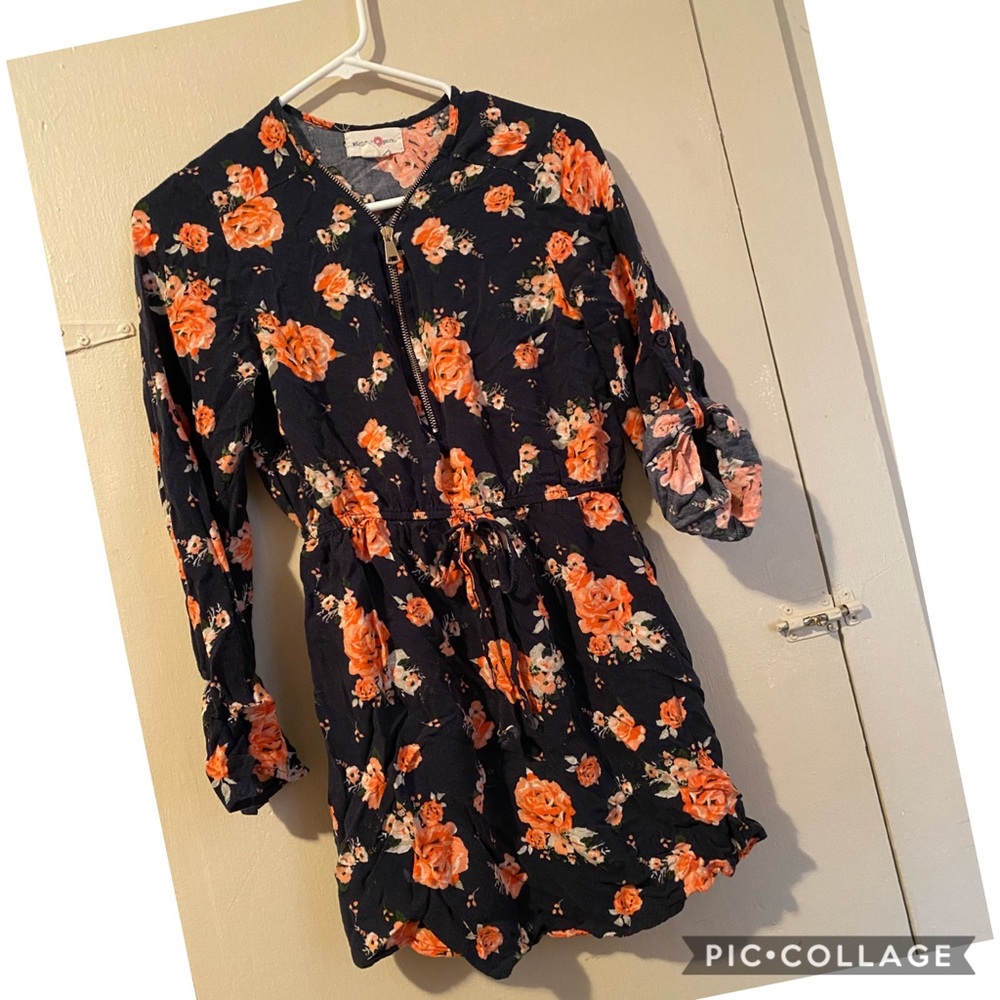 Beautiful Navy floral dress! Size M. Gold zipper